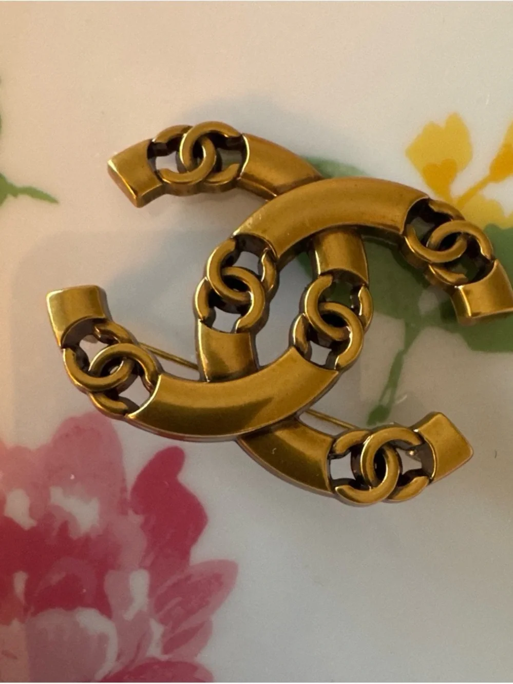Vintage-Inspired Gold Tone Interlocking Link Brooch